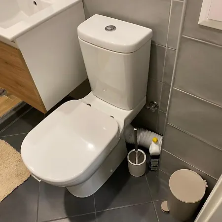 уютен на 3 мин. от главната и капана +паркинг *